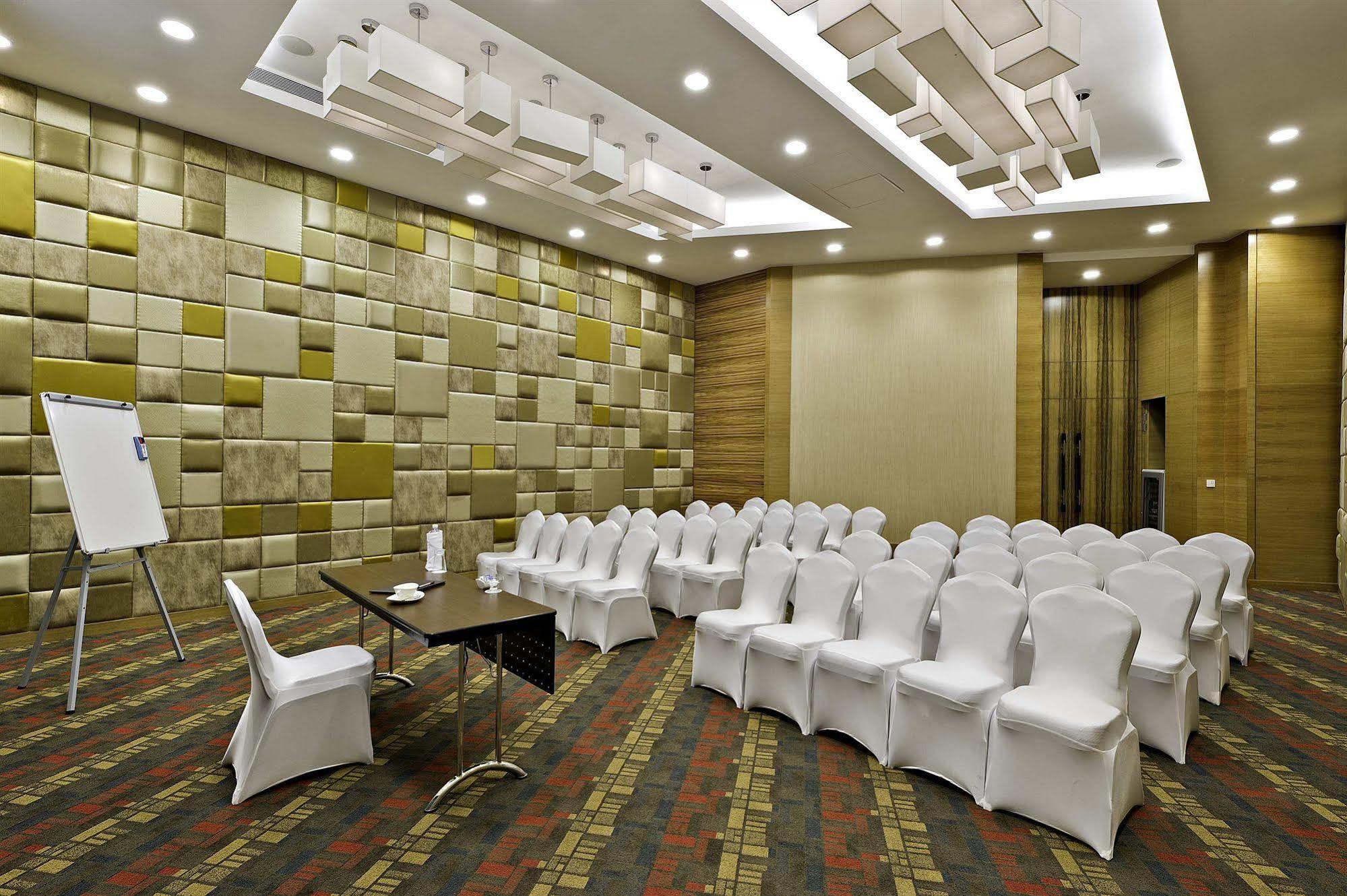 Meluha - The Fern Hotell Mumbai Exteriör bild